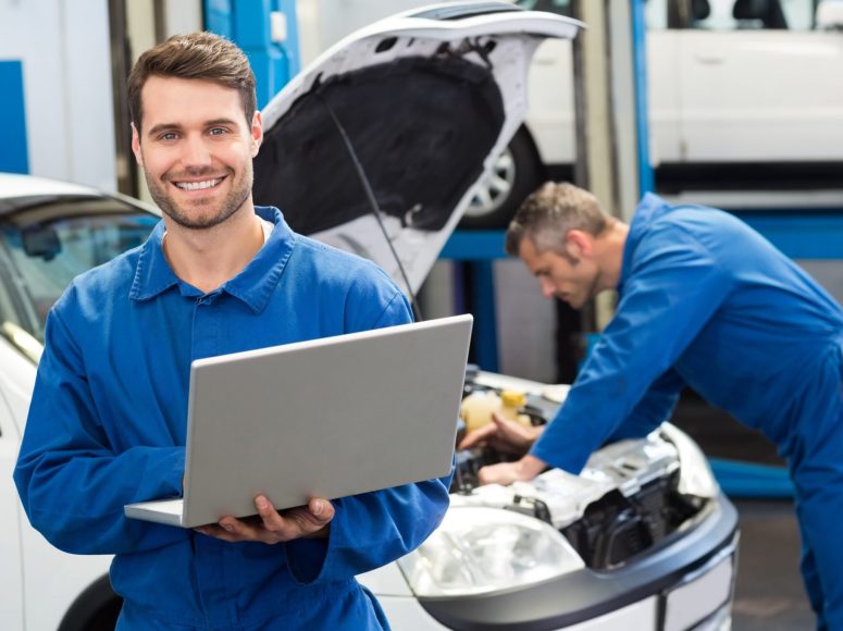 zwei Mechaniker, die die Reparatur und Wartung durchführen bei TOP Markenspezialist Scheffler und Spicker, Spezialist für Peugeot, Opel in Umgebung Solingen, Hochdahl, Vohwinkel, Remscheid, Wuppertal