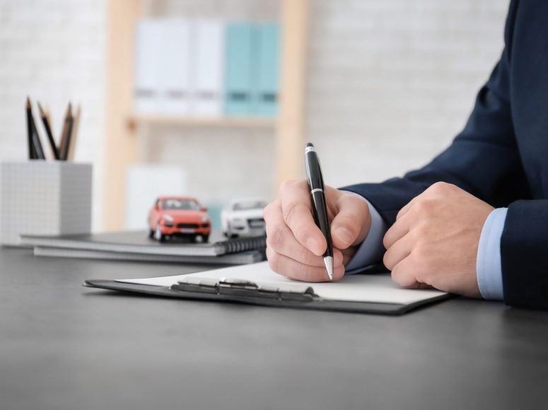 Kunde von Scheffler und Spicker TOP Markenspezialist für Peugeot, Opel unterzeichnet eine Neuwagen-Vollmacht.